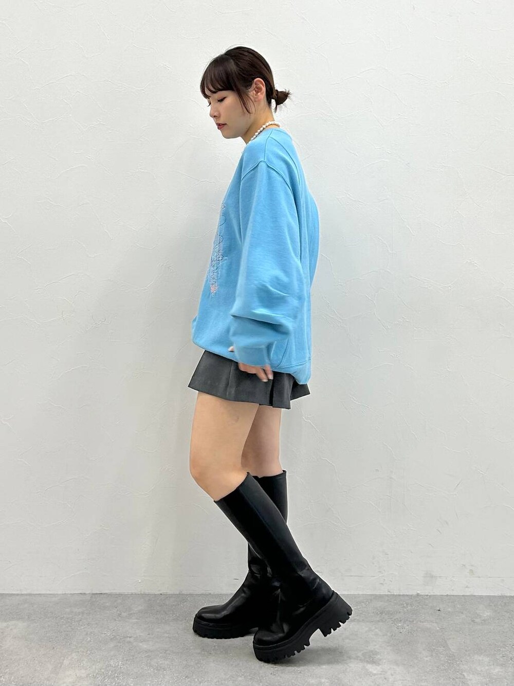 ブラック系のブーツ、グレー系のその他パンツ、ブルー系のスウェットを着用したレディースの冬コーディネートの3枚目の写真