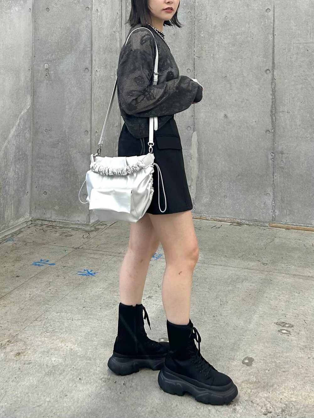 グレー系のニット/セーター、ブラック系のその他パンツ、ブラック系のベルトを着用したレディースの秋コーディネートの4枚目の写真