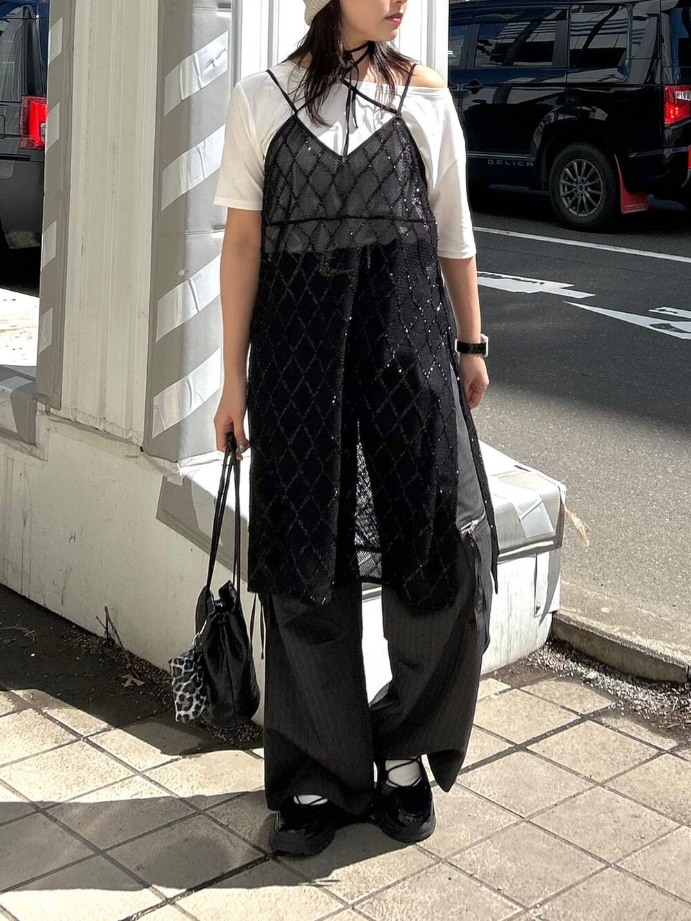 ブラック系のワンピース、ホワイト系のTシャツ/カットソー、ベージュ系のニットキャップ/ビーニーを着用したレディースの春コーディネートの6枚目の写真