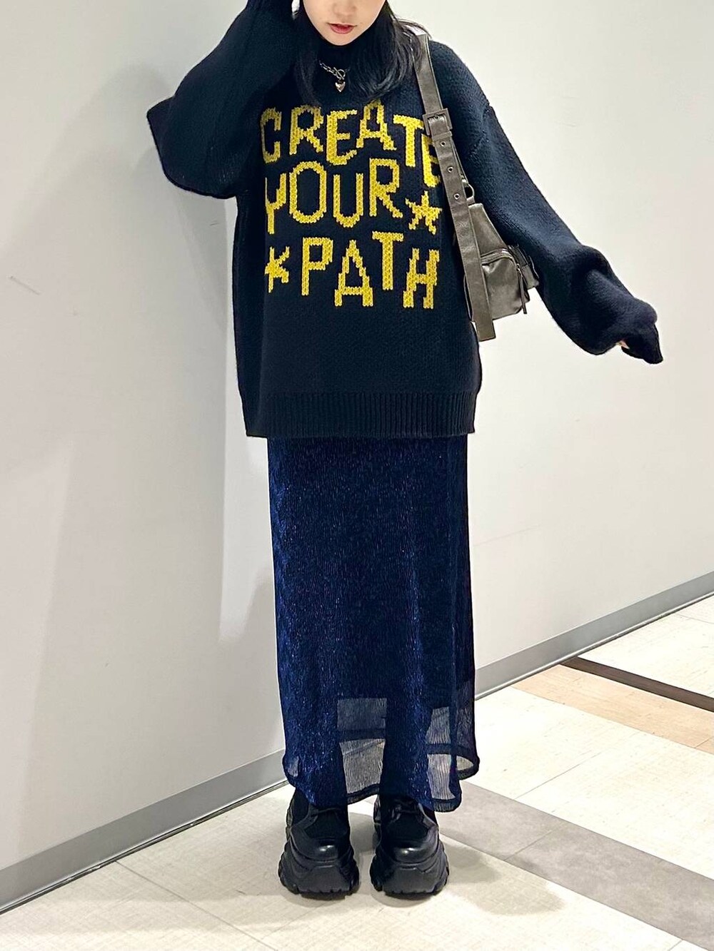 ブラック系のブーツ、その他のショルダーバッグ、ブルー系のニット/セーターを着用したレディースの秋コーディネートの3枚目の写真