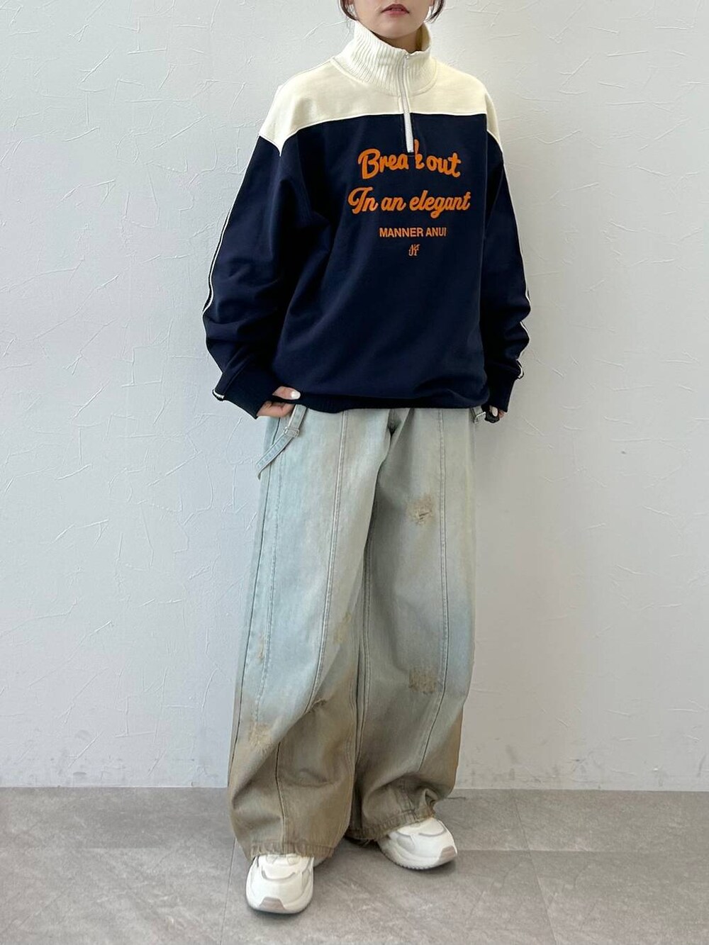 ブルー系のスウェットを着用したレディースの冬コーディネートの3枚目の写真