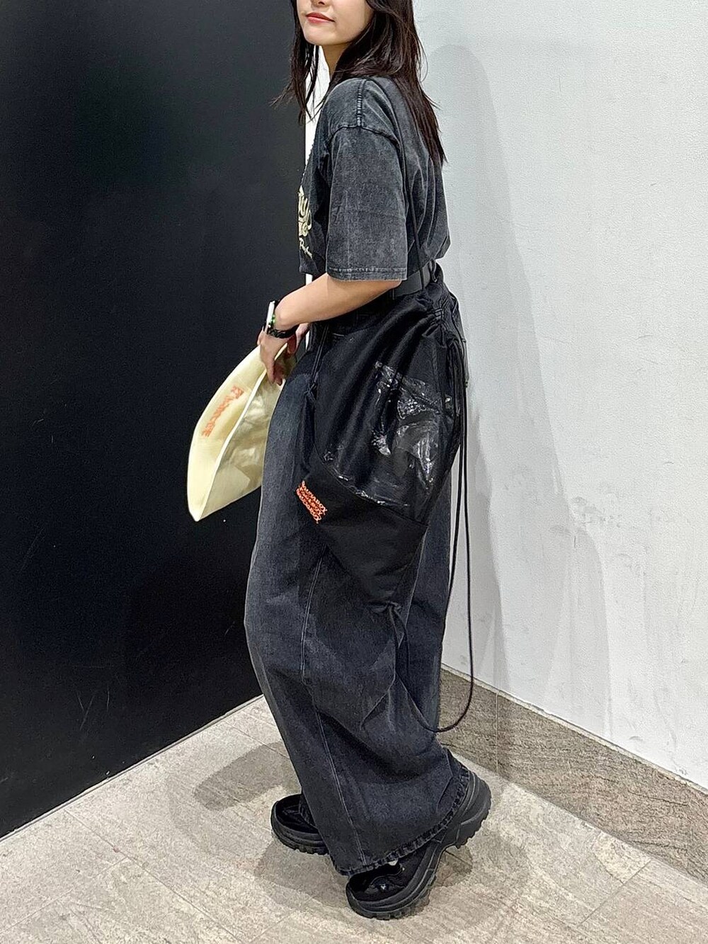 ブルー系のデニムパンツ、ブラック系のTシャツ/カットソー、ブラック系のバックパック/リュックを着用したレディースの春コーディネートの5枚目の写真