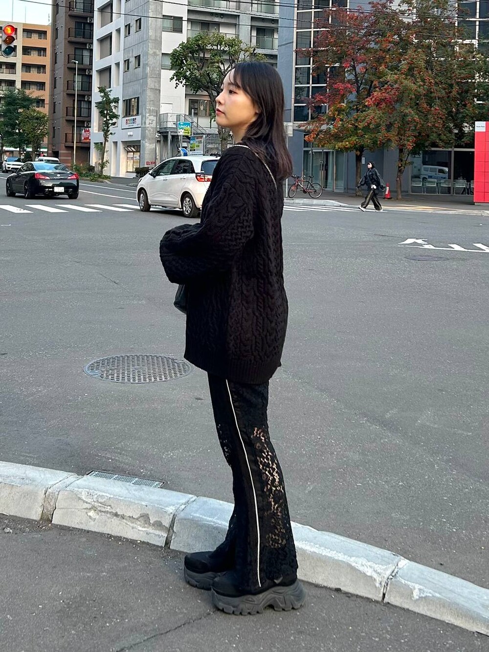 ブラック系のその他パンツ、ブラック系のニット/セーター、シルバー系のTシャツ/カットソーを着用したレディースの秋コーディネートの5枚目の写真