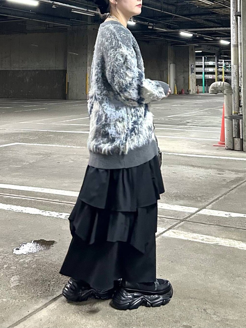 ブラック系のブーツ、シルバー系のTシャツ/カットソー、グレー系のカーディガン/ボレロを着用したレディースの冬コーディネートの6枚目の写真