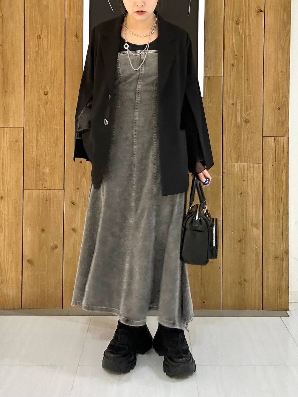 ブラック系のスニーカー、ブラック系のテーラードジャケット、ブラック系のショルダーバッグを着用したレディースの冬コーディネートの8枚目の写真