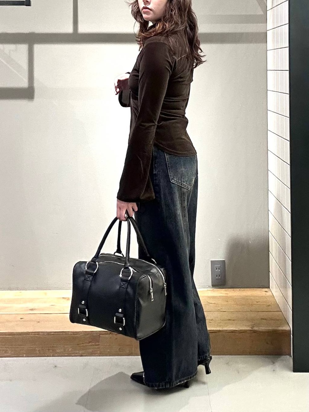 ブラック系のサンダル、ブルー系のデニムパンツ、ブラウン系のシャツ/ブラウスを着用したレディースの秋コーディネートの5枚目の写真