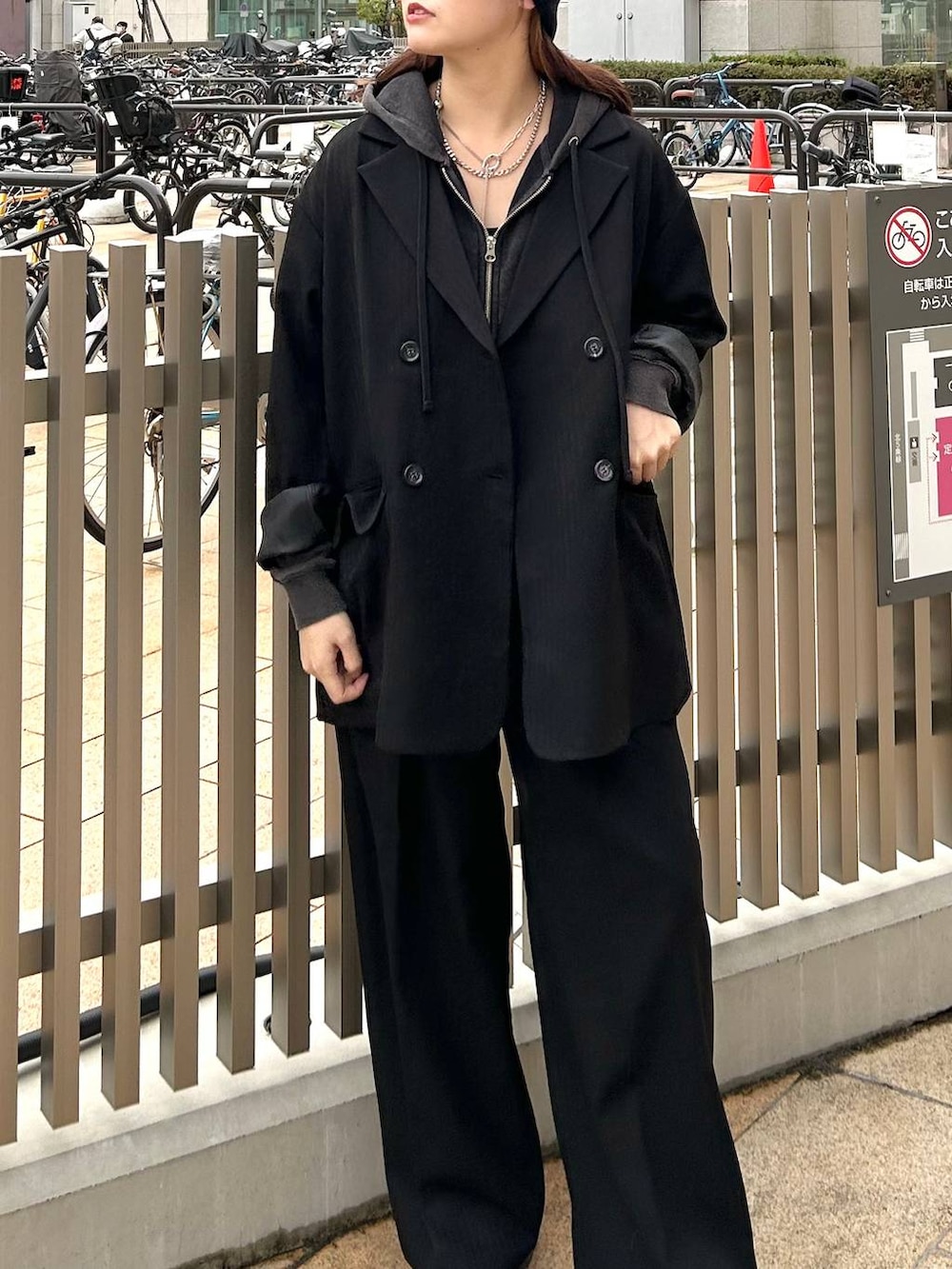 ブラック系のスニーカー、ブラック系のパーカー、ブラック系のテーラードジャケットを着用したレディースの秋コーディネートの2枚目の写真