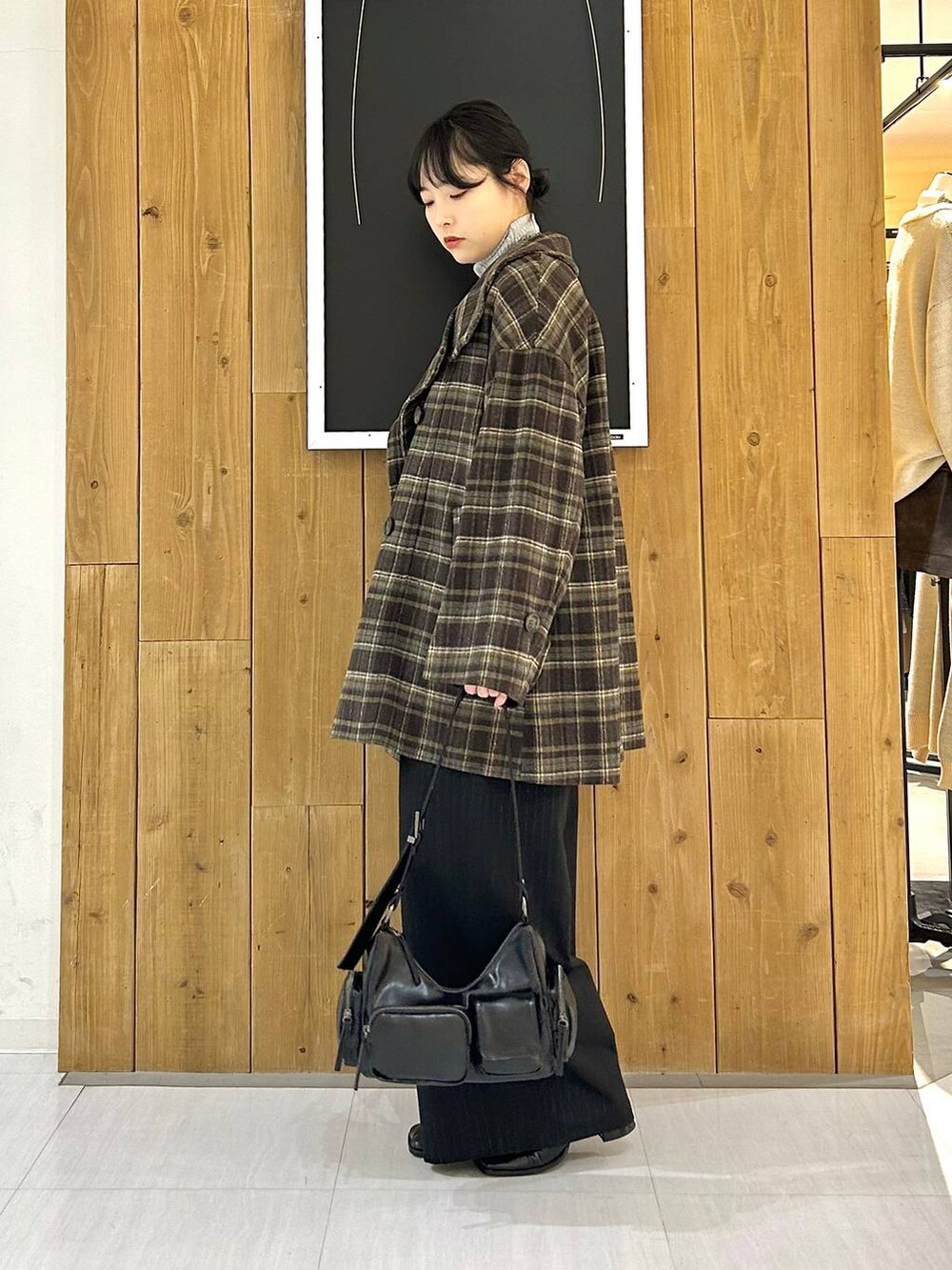 ブラウン系のテーラードジャケット、その他のショルダーバッグ、グレー系のTシャツ/カットソーを着用したレディースの冬コーディネートの5枚目の写真