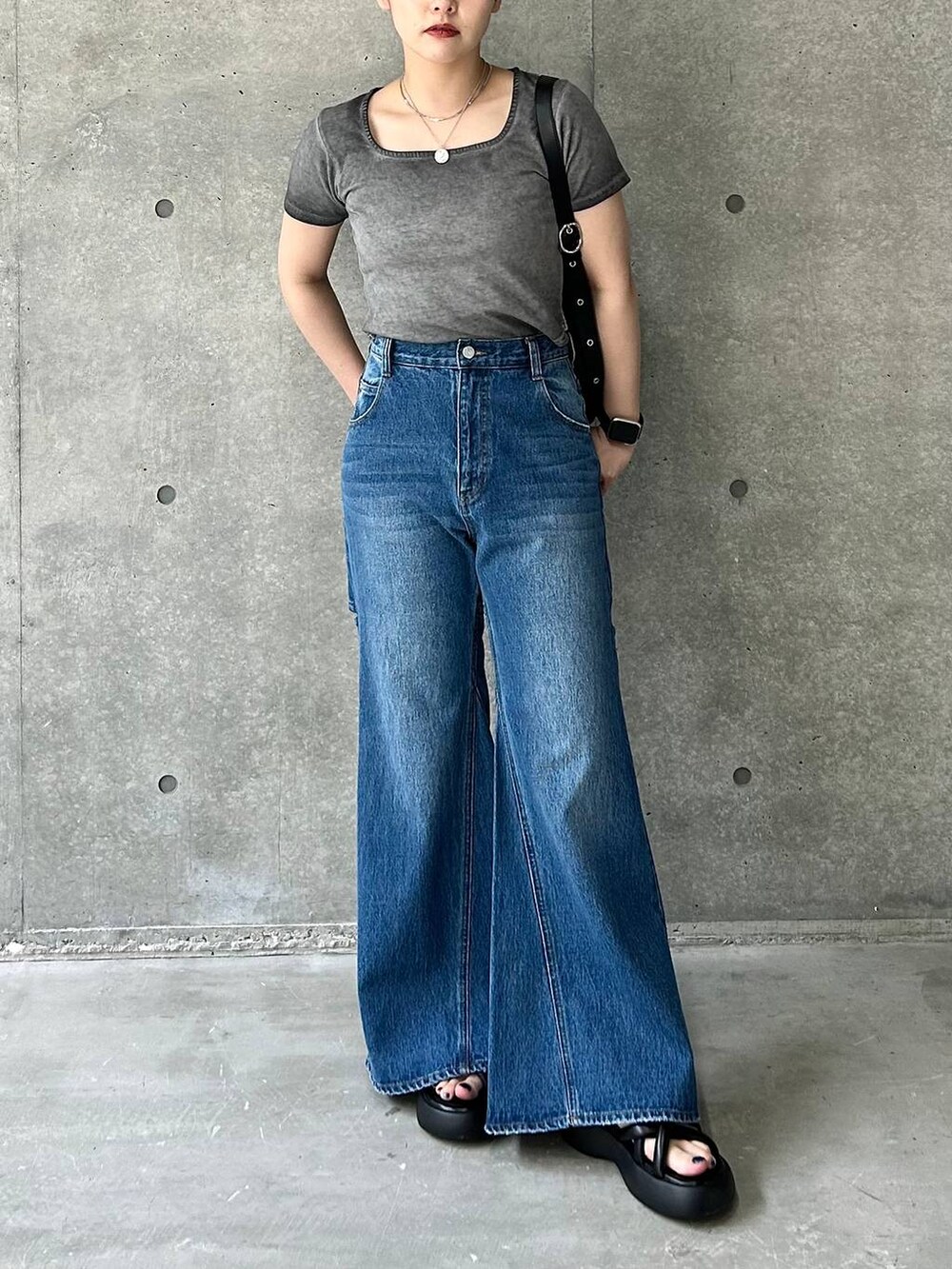 「着痩せ・細見え、春コーデ、夏コーデ、PAGEBOY、骨格ストレート、モード、カジュアル、Tシャツ、デニムパンツ、サンダル」｜「PAGEBOYのハトメダブルポケットBAG（ショルダーバッグ、ブラック系）」を使った、ハオさん（レディース・158cm）の夏コーディネートの2枚目の写真