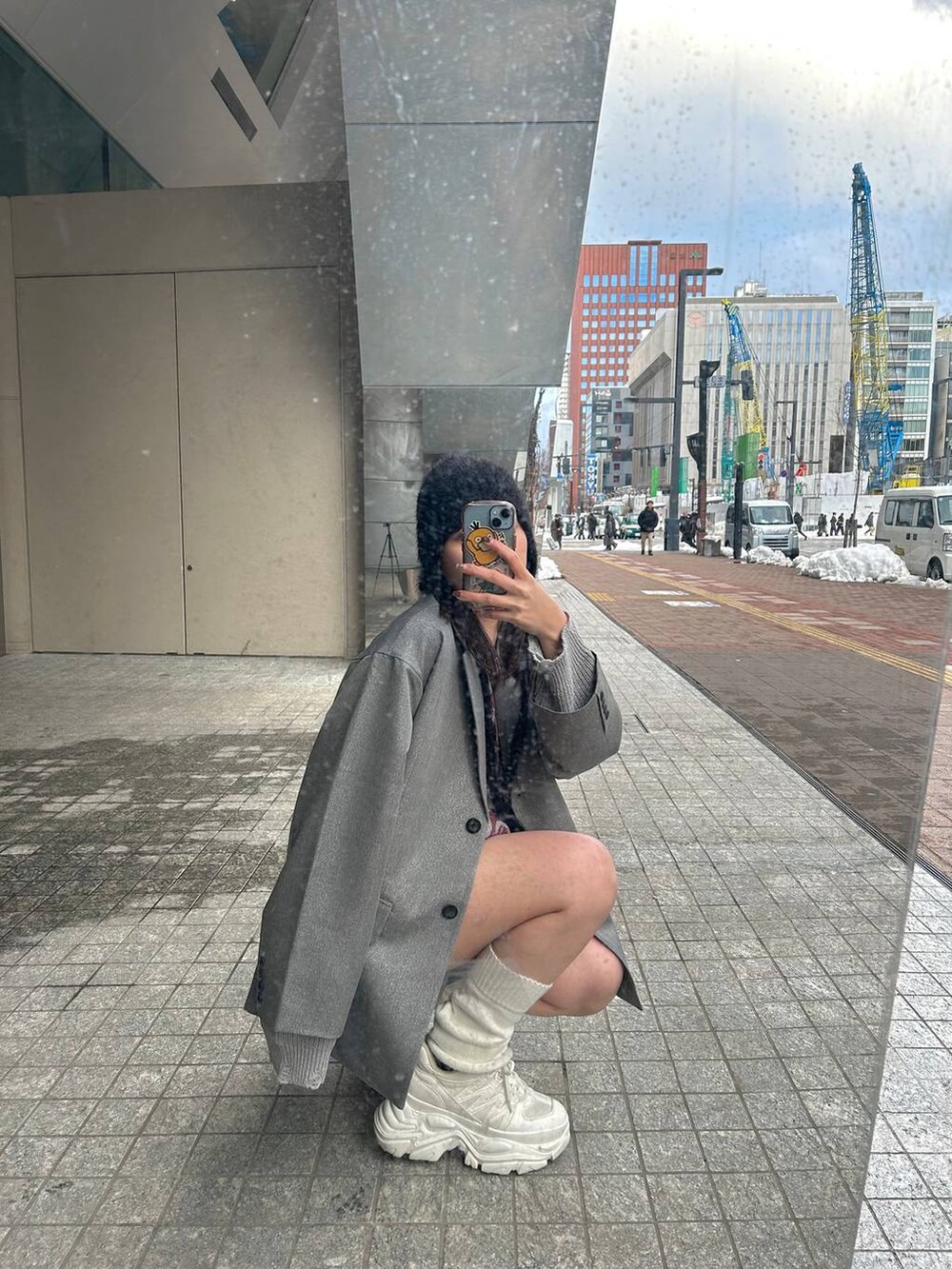 ブラック系のショルダーバッグ、グレー系のその他パンツ、グレー系のテーラードジャケットを着用したレディースの冬コーディネートの4枚目の写真