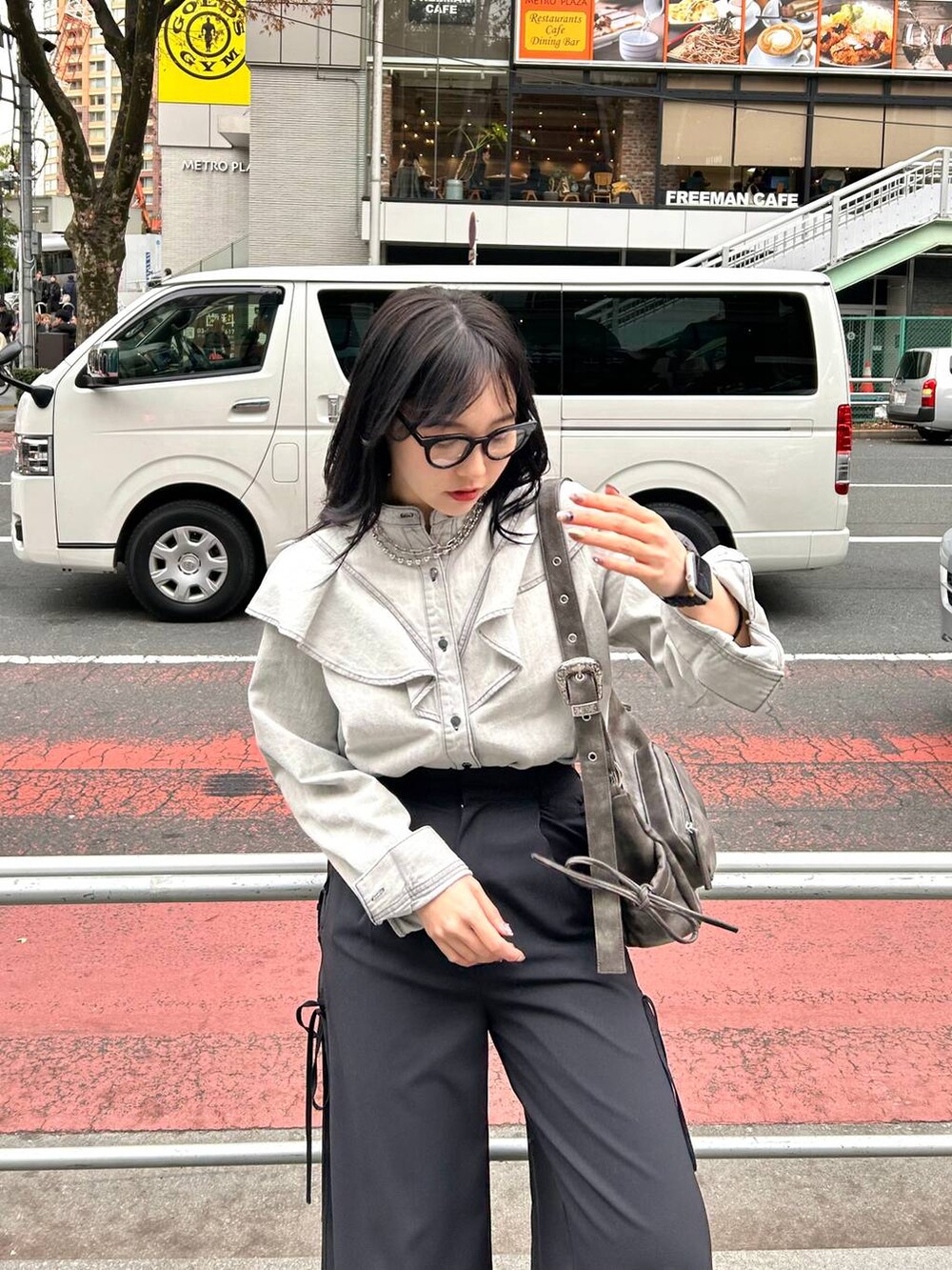 ブラック系のスニーカー、グレー系のショルダーバッグ、グレー系のシャツ/ブラウスを着用したレディースの冬コーディネートの2枚目の写真