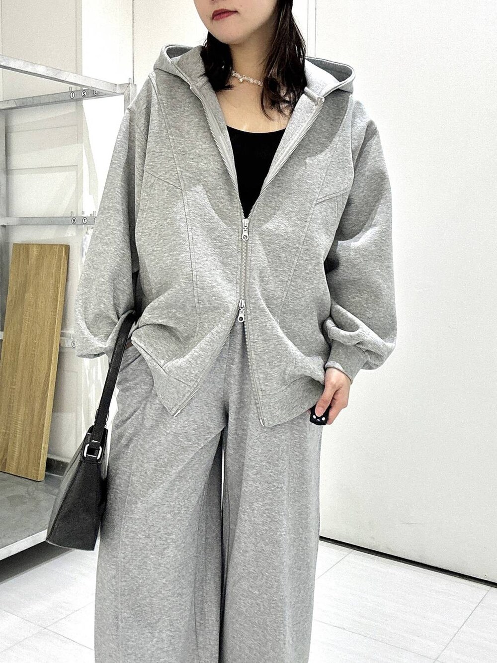 ブラック系のスニーカー、ブラック系のキャミソール、グレー系のパーカーを着用したレディースの冬コーディネートの9枚目の写真