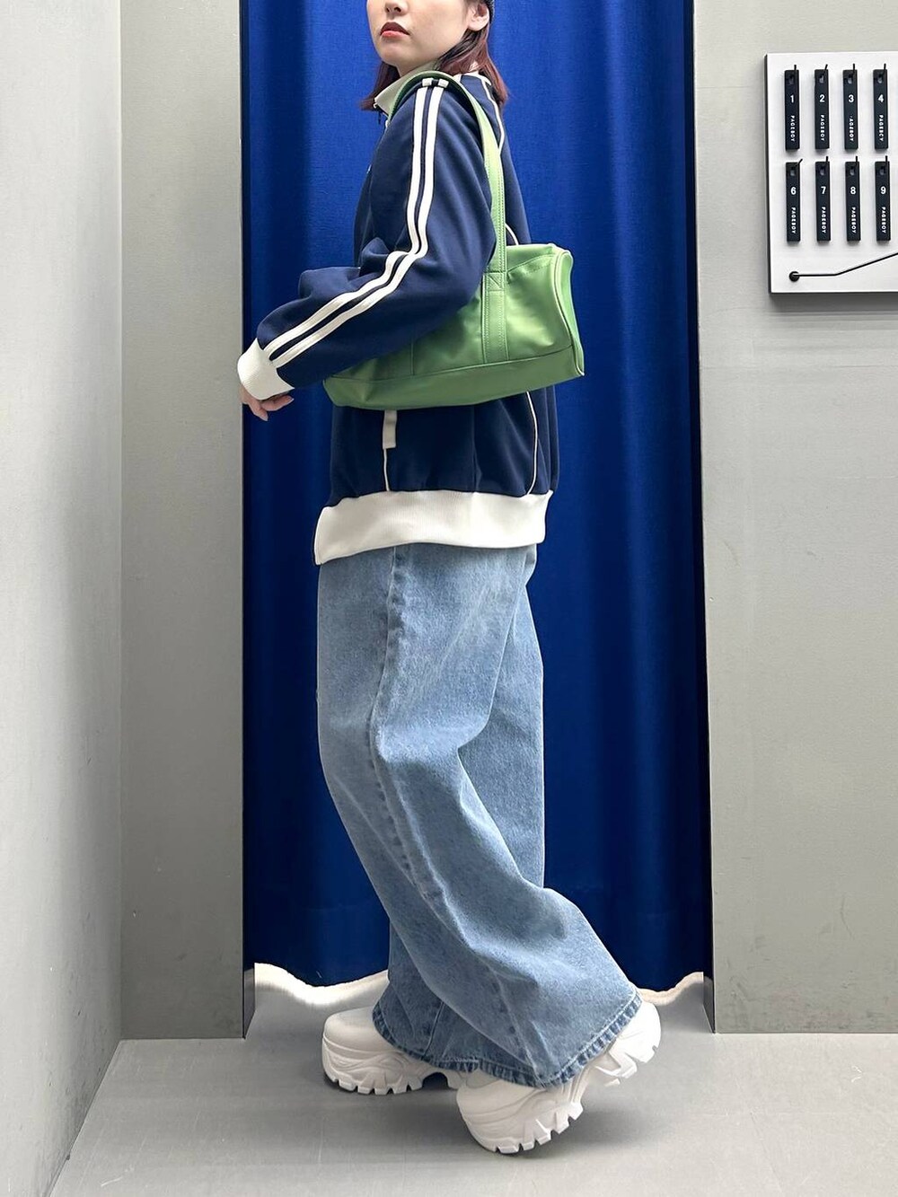 ブルー系のセットアップ、ブルー系のデニムパンツ、ブラック系のニットキャップ/ビーニーを着用したレディースの春コーディネートの5枚目の写真