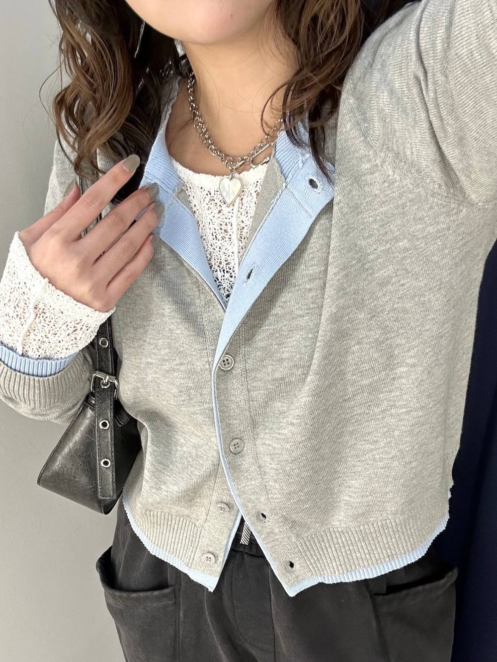 ブラック系のスウェットパンツ、グレー系のカーディガン/ボレロ、ホワイト系のTシャツ/カットソーを着用したレディースの冬コーディネートの8枚目の写真