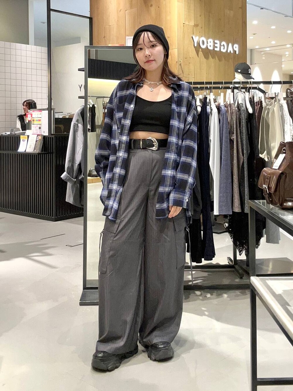 ブラック系のスニーカー、ブルー系のシャツ/ブラウス、グレー系のスラックスを着用したレディースの秋コーディネートの7枚目の写真