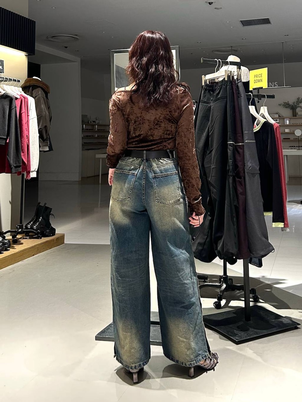 ブルー系のデニムパンツ、ブラウン系のTシャツ/カットソー、その他のサンダルを着用したレディースの秋コーディネートの3枚目の写真