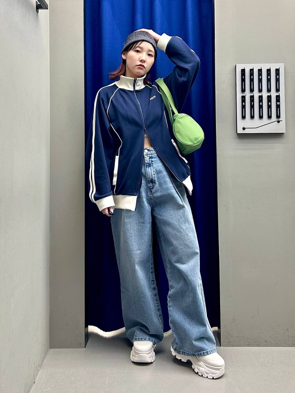 ブルー系のセットアップ、ブルー系のデニムパンツ、ブラック系のニットキャップ/ビーニーを着用したレディースの春コーディネートの2枚目の写真