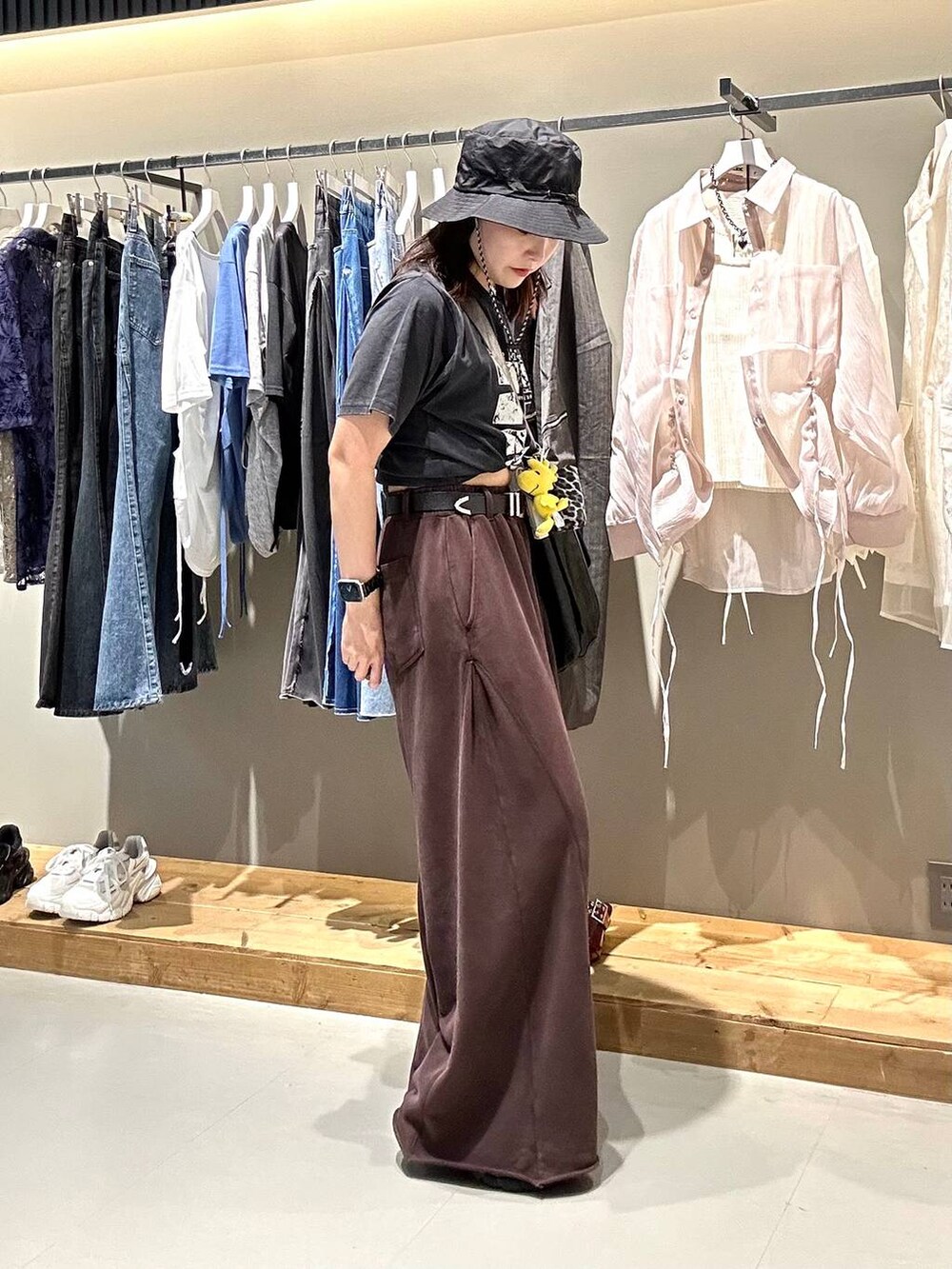 ブラウン系のスウェットパンツ、ブラック系のハットを着用したレディースの夏コーディネートの6枚目の写真