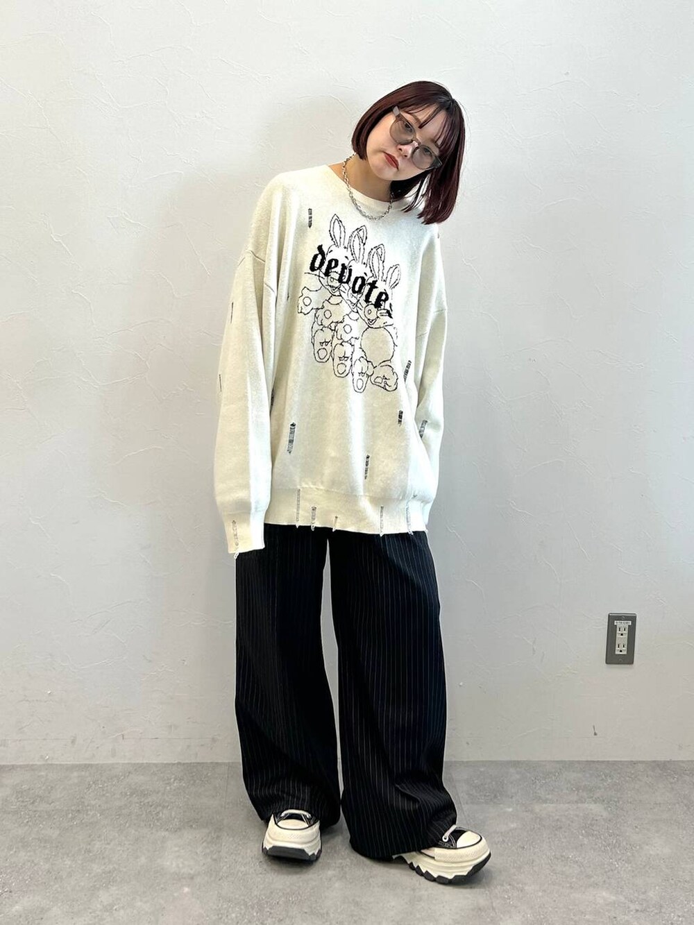 その他のその他パンツ、ホワイト系のニット/セーター、ブラウン系のサングラスを着用したレディースの秋コーディネートの3枚目の写真