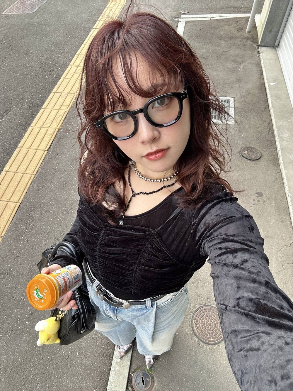 ブラック系のワンピース、その他のサンダル、ブラック系のベルトを着用したレディースの秋コーディネートの3枚目の写真