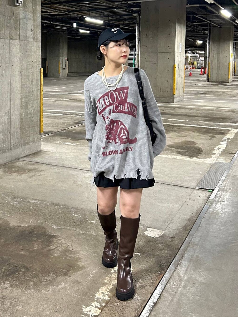 ブラック系のショルダーバッグ、ブラック系のその他パンツ、グレー系のニット/セーターを着用したレディースの冬コーディネートの2枚目の写真