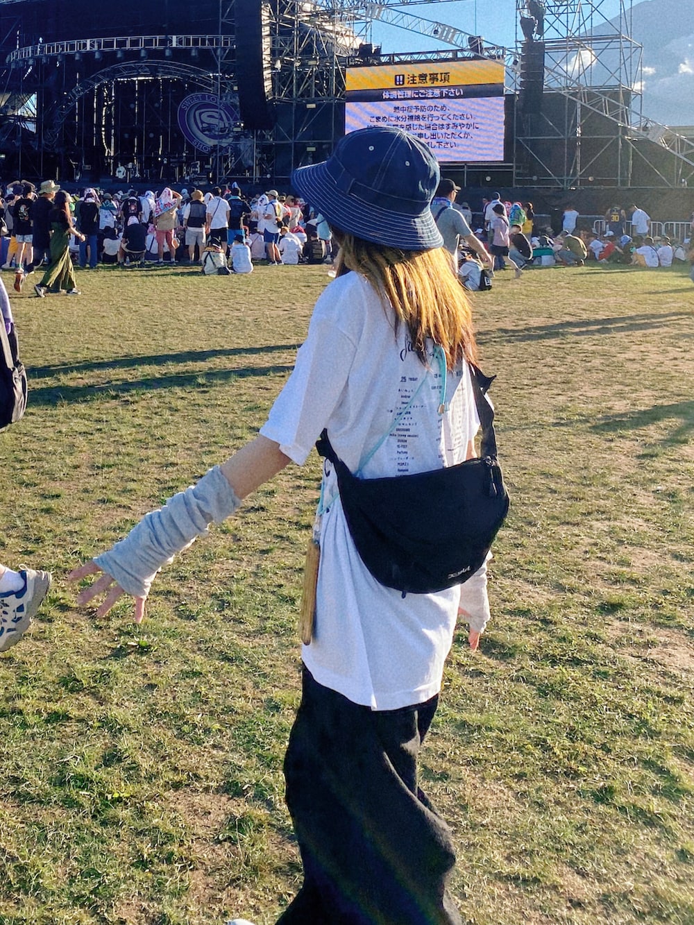 「夏フェス、フェスTシャツ」｜「X-girlのBOX LOGO HIP BAG（ボディバッグ/ウエストポーチ、ブラック系）」を使った、もふさんさん（レディース・164cm）の秋コーディネートの2枚目の写真