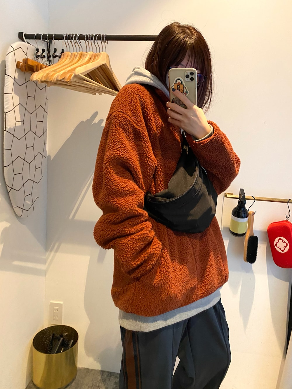 「プチプラ、ストリートコーデ、パーカー、トラックパンツ、GU、VANS」｜「GUのアイテム（パンツ、ブルー系）」を使った、もふさんさん（レディース・164cm）の春コーディネートの2枚目の写真