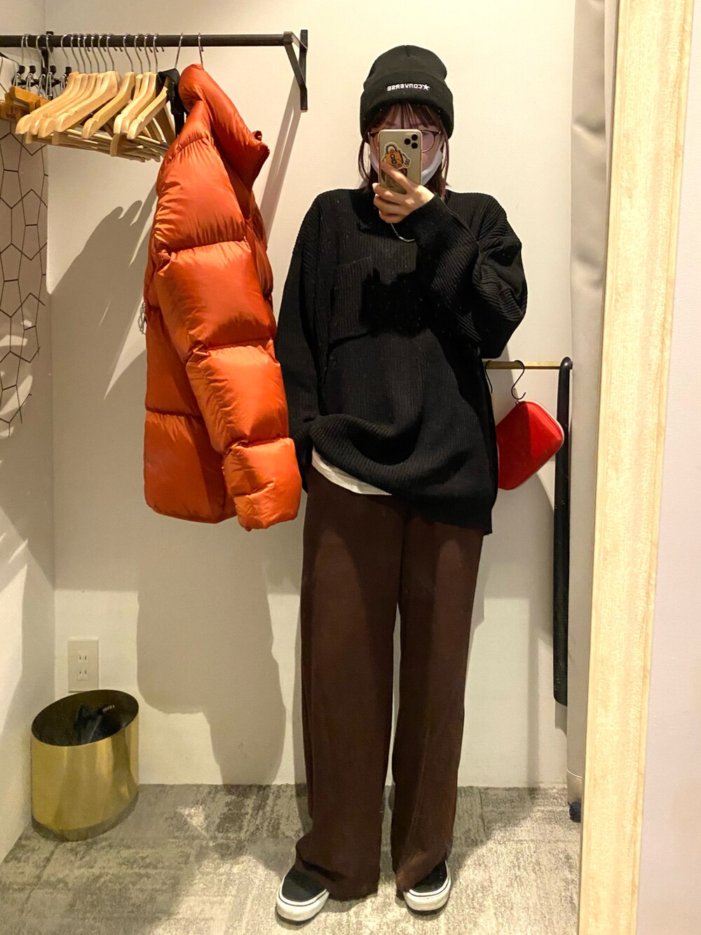 「ラクチンコーデ、ニット、ダウンジャケット、ユニクロ、UNIQLO、VANS、ストリート」｜「UNIQLOのウルトラライトダウンボリュームジャケット（ダウンジャケット/コート、オレンジ系）」を使った、もふさんさん（レディース・164cm）の冬コーディネートの2枚目の写真