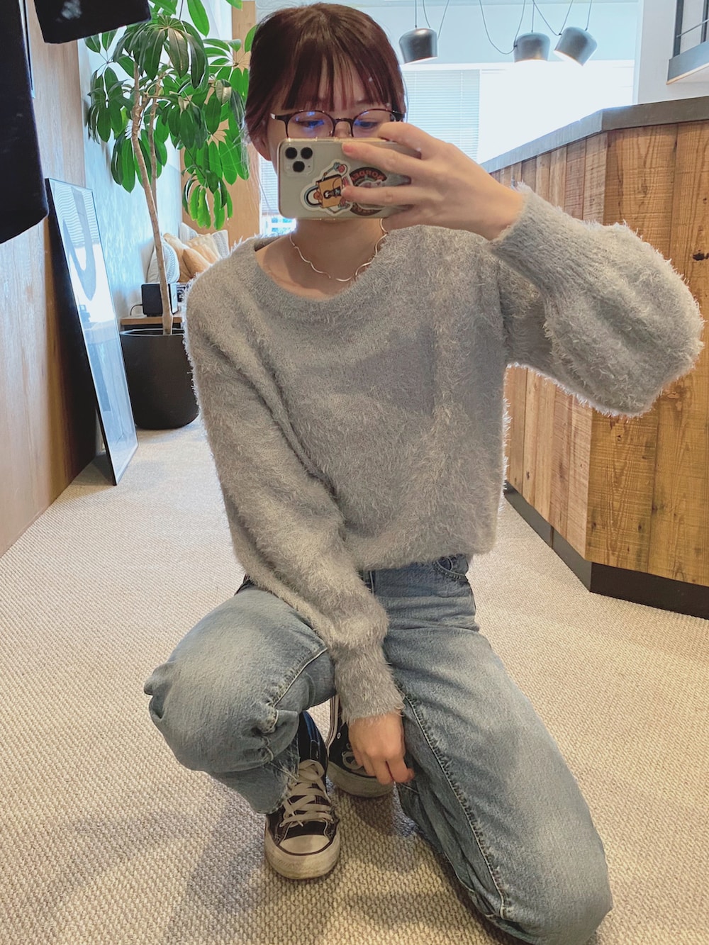 「プチプラ、ニット、デニムパンツ、オトナカジュアル、GU、コンバース」｜「CONVERSEのconverse（コンバース） ALL STAR OX（オールスターOX）（スニーカー、ブラック系）」を使った、もふさんさん（レディース・164cm）の冬コーディネートの2枚目の写真