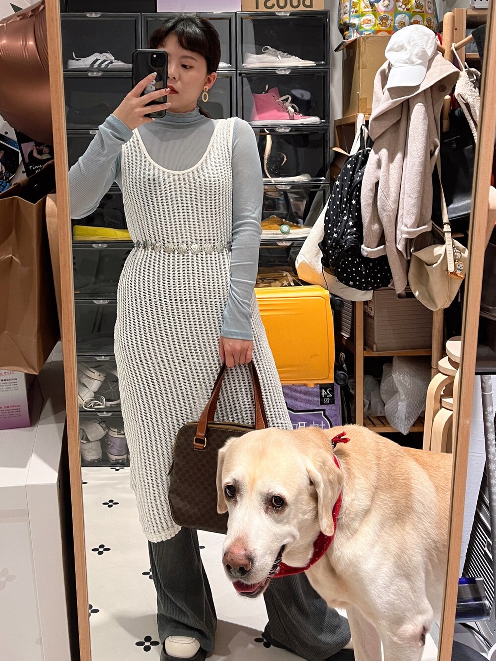 ブルー系のトップス、グレー系のパンツ、ホワイト系のシューズを着用したレディースの春コーディネートの2枚目の写真