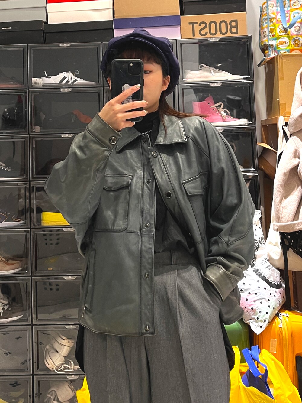 ブラック系のシューズ、ブルー系の帽子を着用したレディースの春コーディネートの2枚目の写真