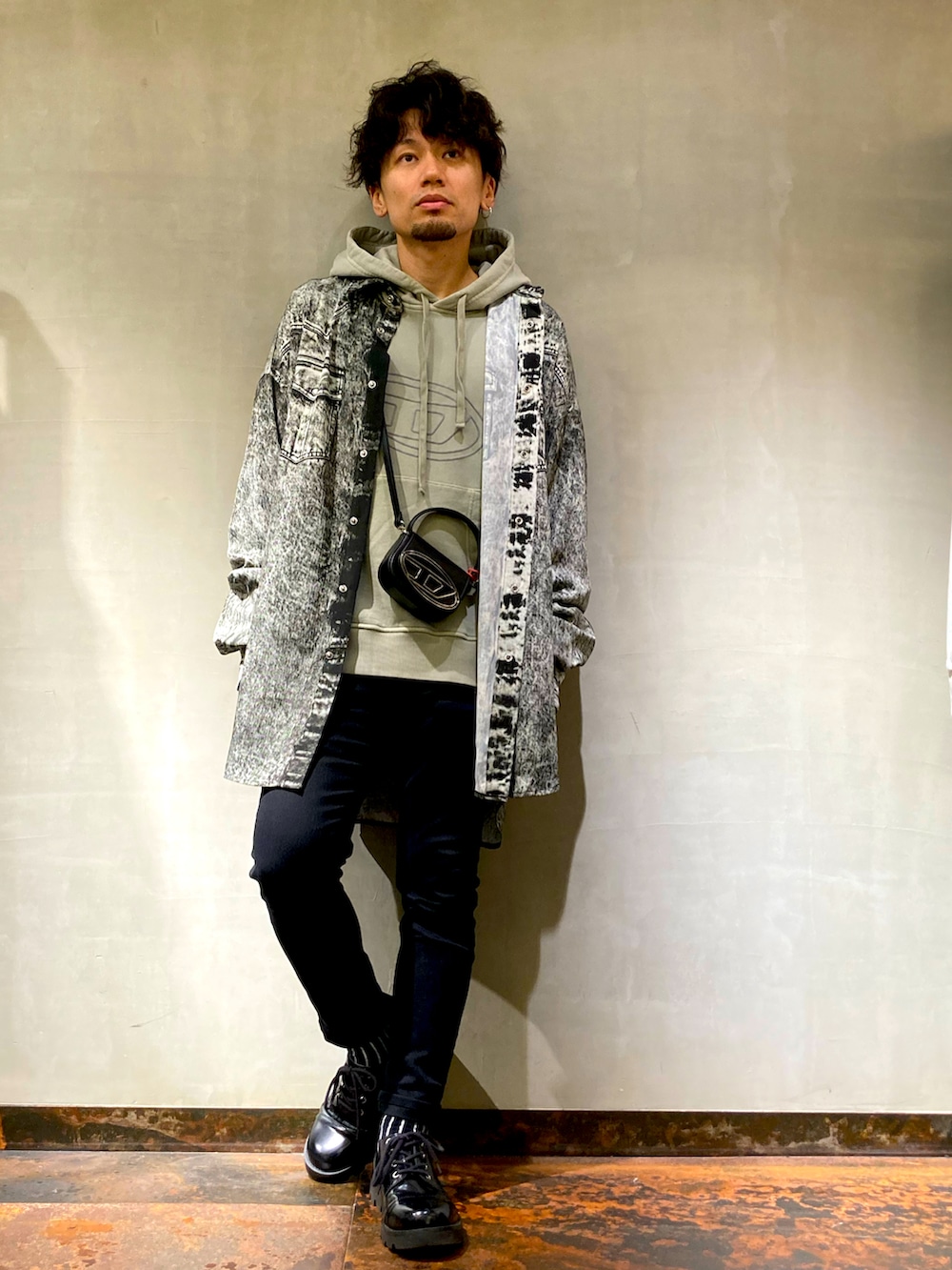 ブラック系のデニムパンツ、ブラック系のその他シューズ、ブラック系のショルダーバッグを着用したメンズの秋コーディネートの2枚目の写真