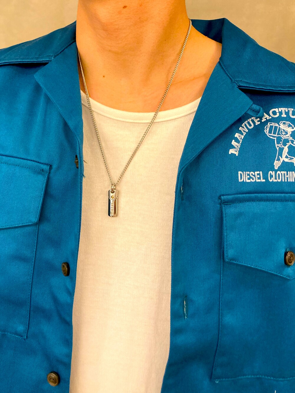 ブルー系のデニムパンツ、ホワイト系のスニーカー、ブルー系のシャツ/ブラウスを着用したメンズの春コーディネートの3枚目の写真