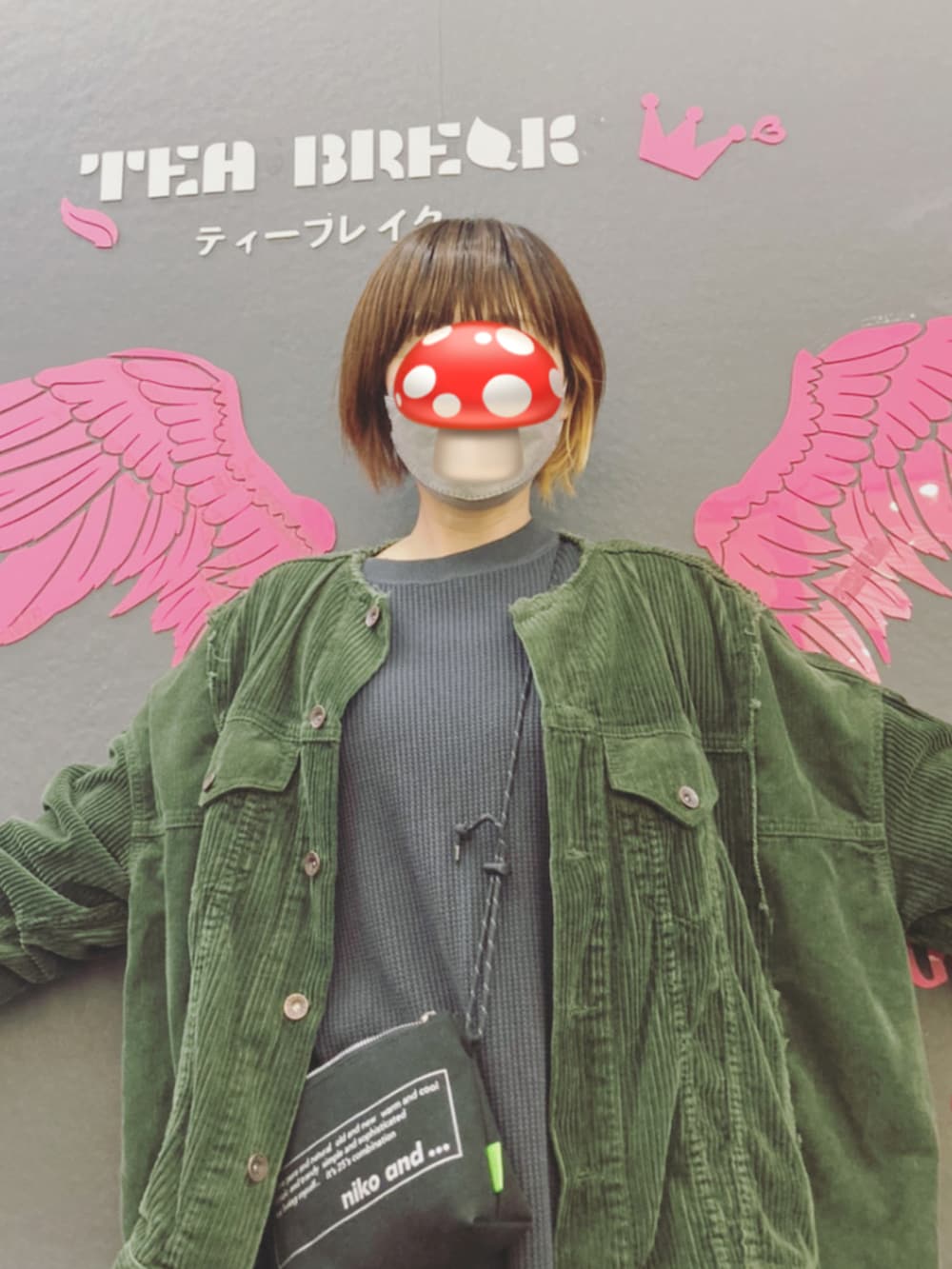 グリーン系のノーカラージャケット、ブラック系のショルダーバッグ、グレー系のTシャツ/カットソーを着用したレディースの秋コーディネートの2枚目の写真