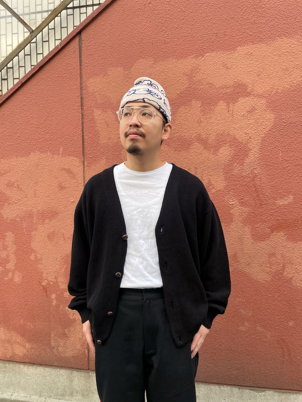 ブラック系のカーディガン/ボレロ、ブラック系のその他パンツを着用したメンズの春コーディネートの2枚目の写真