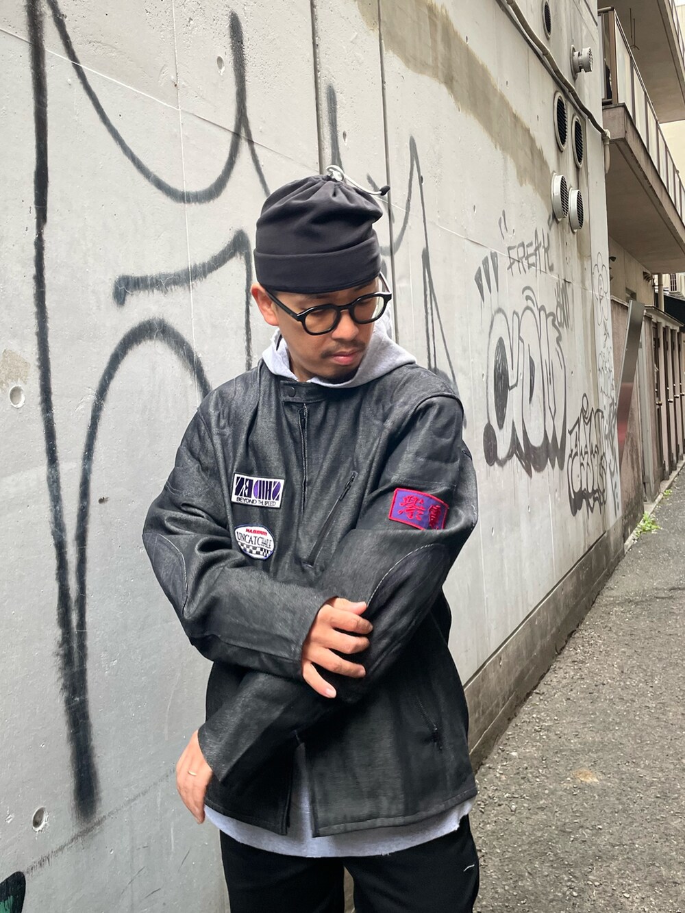 グレー系のパーカー、ブラック系のジャケット/アウターを着用したメンズの秋コーディネートの3枚目の写真