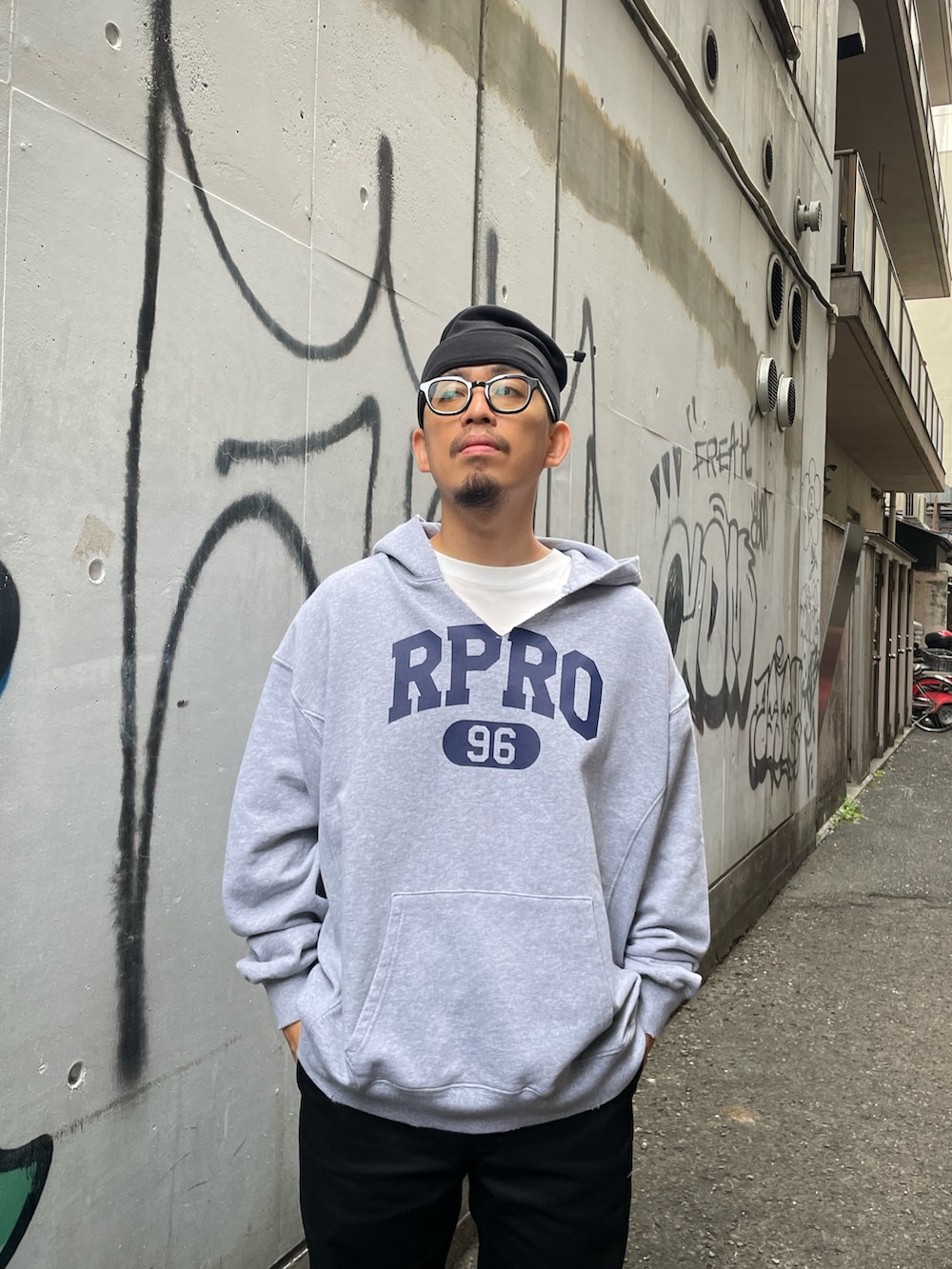 グレー系のパーカー、ブラック系のジャケット/アウターを着用したメンズの秋コーディネートの5枚目の写真