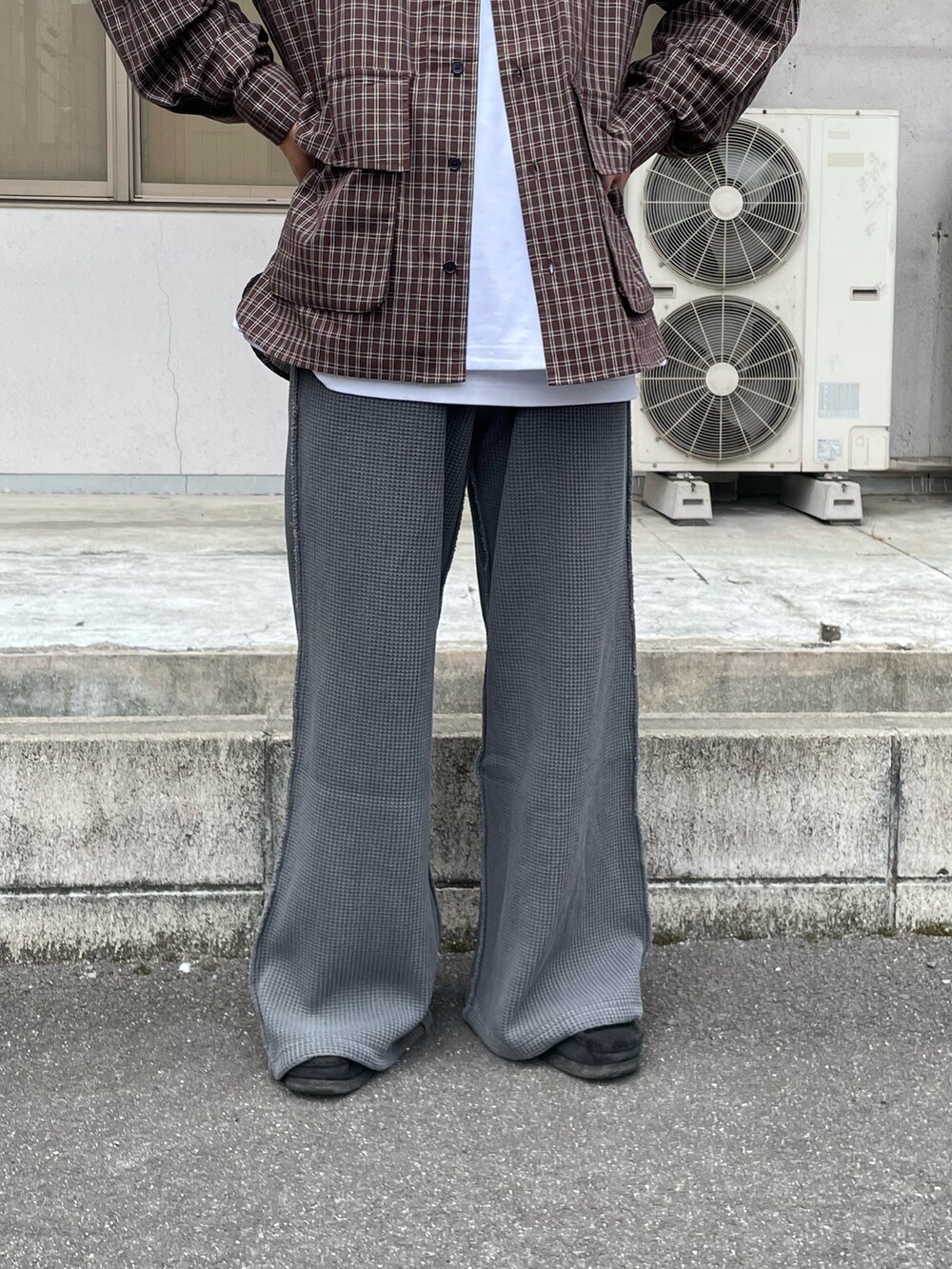 グレー系のその他パンツ、ブラウン系のシャツ/ブラウスを着用したメンズの夏コーディネートの3枚目の写真