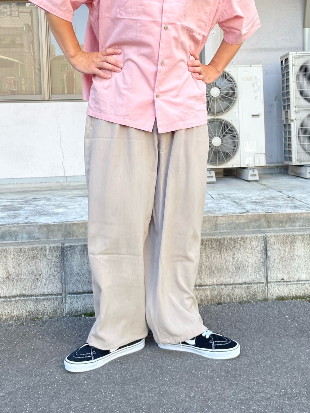 「シャツ、シャツスタイル、オープンカラーシャツ、スラックス、スラックスパンツ、スラックスコーデ、スラックス×スニーカー、ピンク、ピンクコーデ、ciaopanic」｜「CIAOPANICのヴィンテージライクオープンカラーシャツ（シャツ/ブラウス、ピンク系）」を使った、takayaikedaさん（メンズ・167cm）の夏コーディネートの3枚目の写真