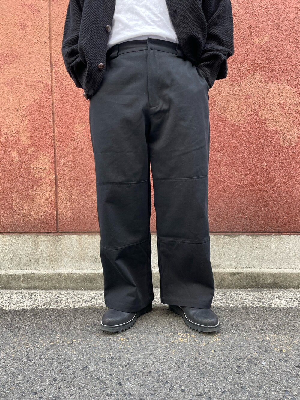 ブラック系のカーディガン/ボレロ、ブラック系のその他パンツを着用したメンズの春コーディネートの4枚目の写真