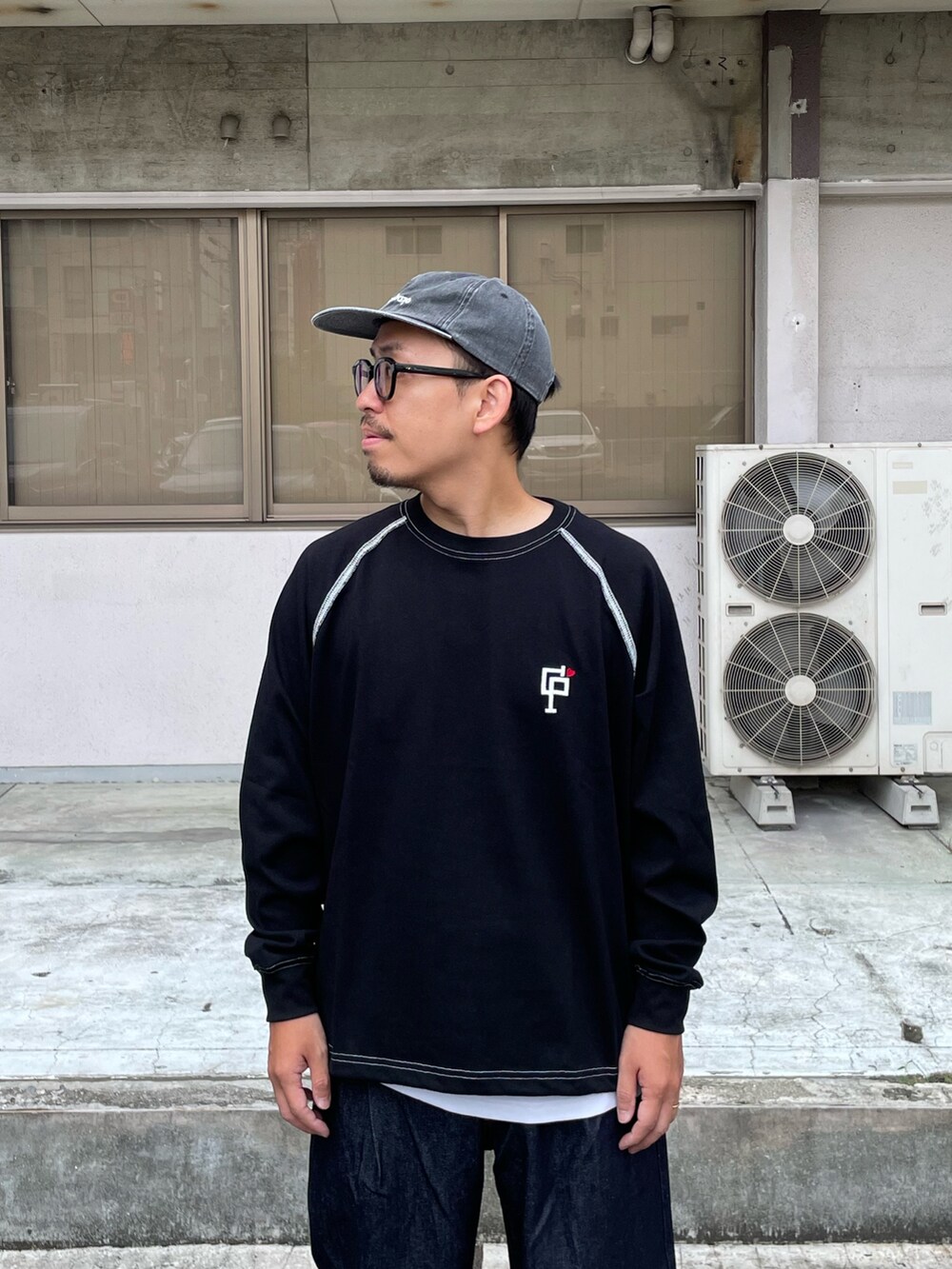 ブラック系のTシャツ/カットソー、ブラック系のデニムパンツを着用したメンズの夏コーディネートの2枚目の写真