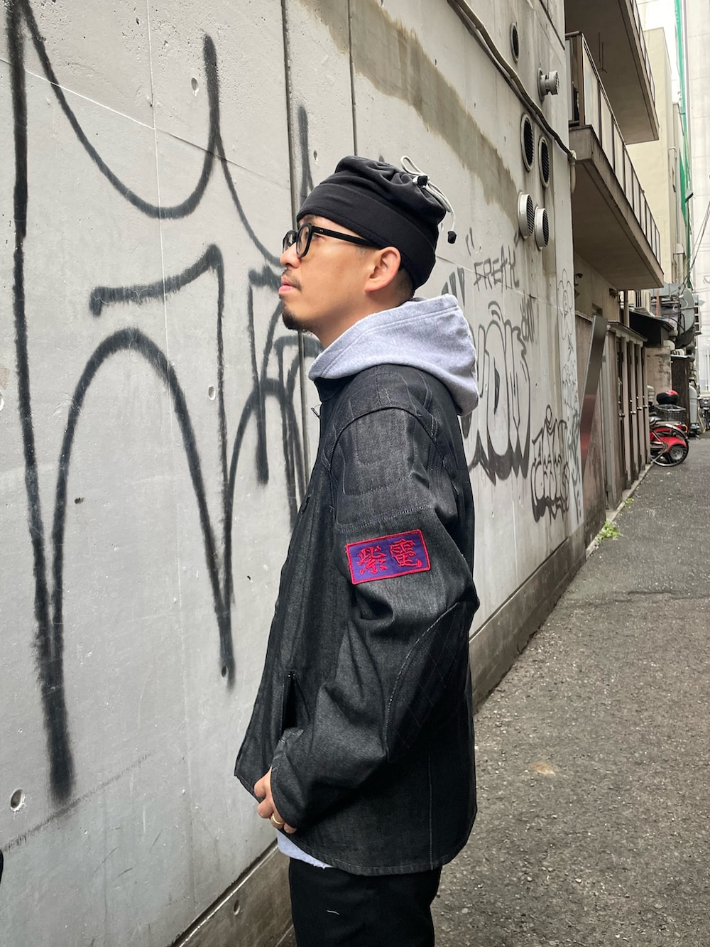 グレー系のパーカー、ブラック系のジャケット/アウターを着用したメンズの秋コーディネートの4枚目の写真