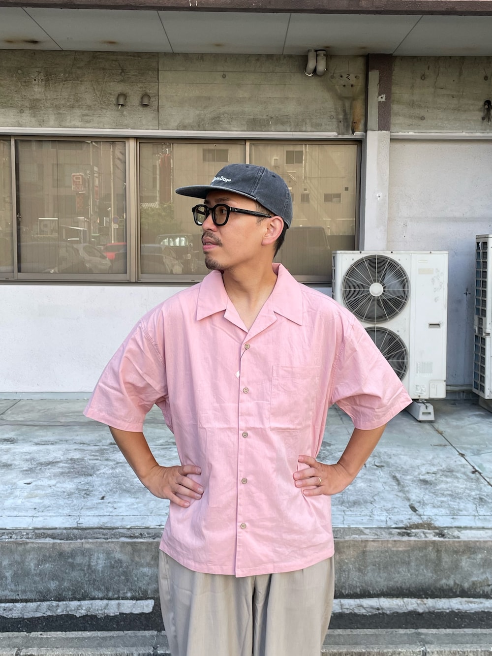 「シャツ、シャツスタイル、オープンカラーシャツ、スラックス、スラックスパンツ、スラックスコーデ、スラックス×スニーカー、ピンク、ピンクコーデ、ciaopanic」｜「CIAOPANICのヴィンテージライクオープンカラーシャツ（シャツ/ブラウス、ピンク系）」を使った、takayaikedaさん（メンズ・167cm）の夏コーディネートの2枚目の写真
