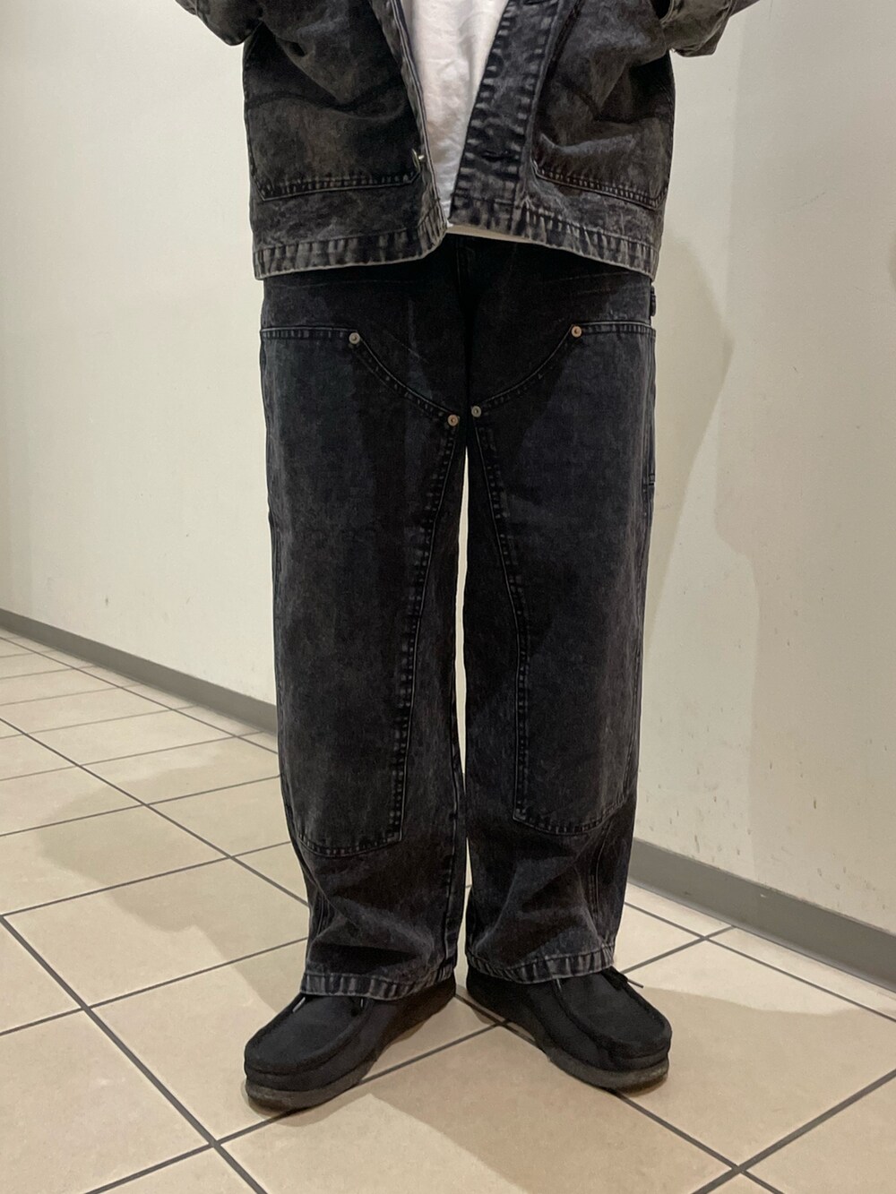 グレー系のジャケット/アウター、グレー系のデニムパンツを着用したメンズの秋コーディネートの2枚目の写真