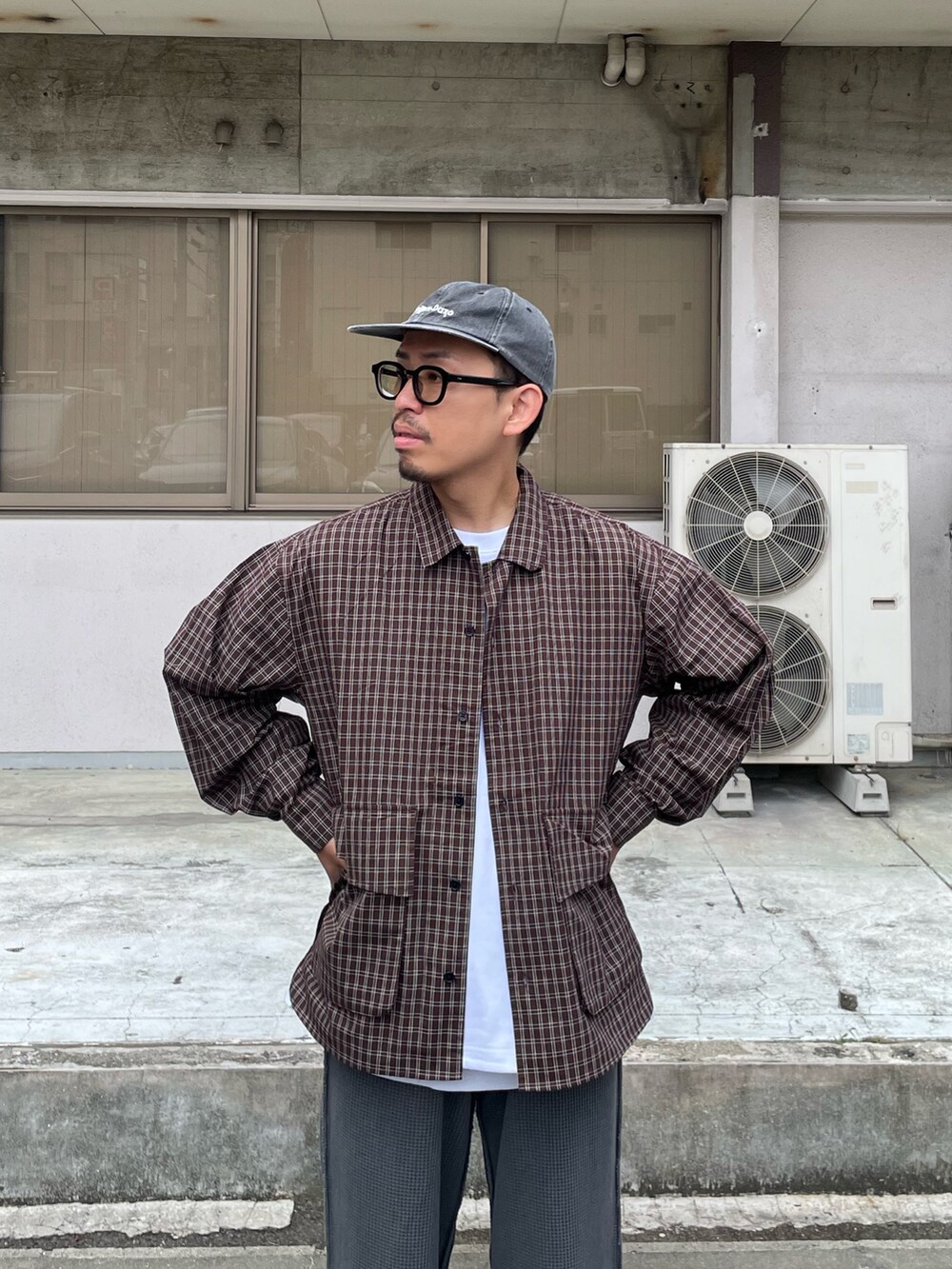 グレー系のその他パンツ、ブラウン系のシャツ/ブラウスを着用したメンズの夏コーディネートの2枚目の写真