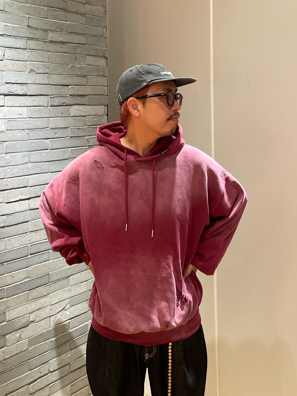 レッド系のTシャツ/カットソーを着用したメンズの秋コーディネートの2枚目の写真