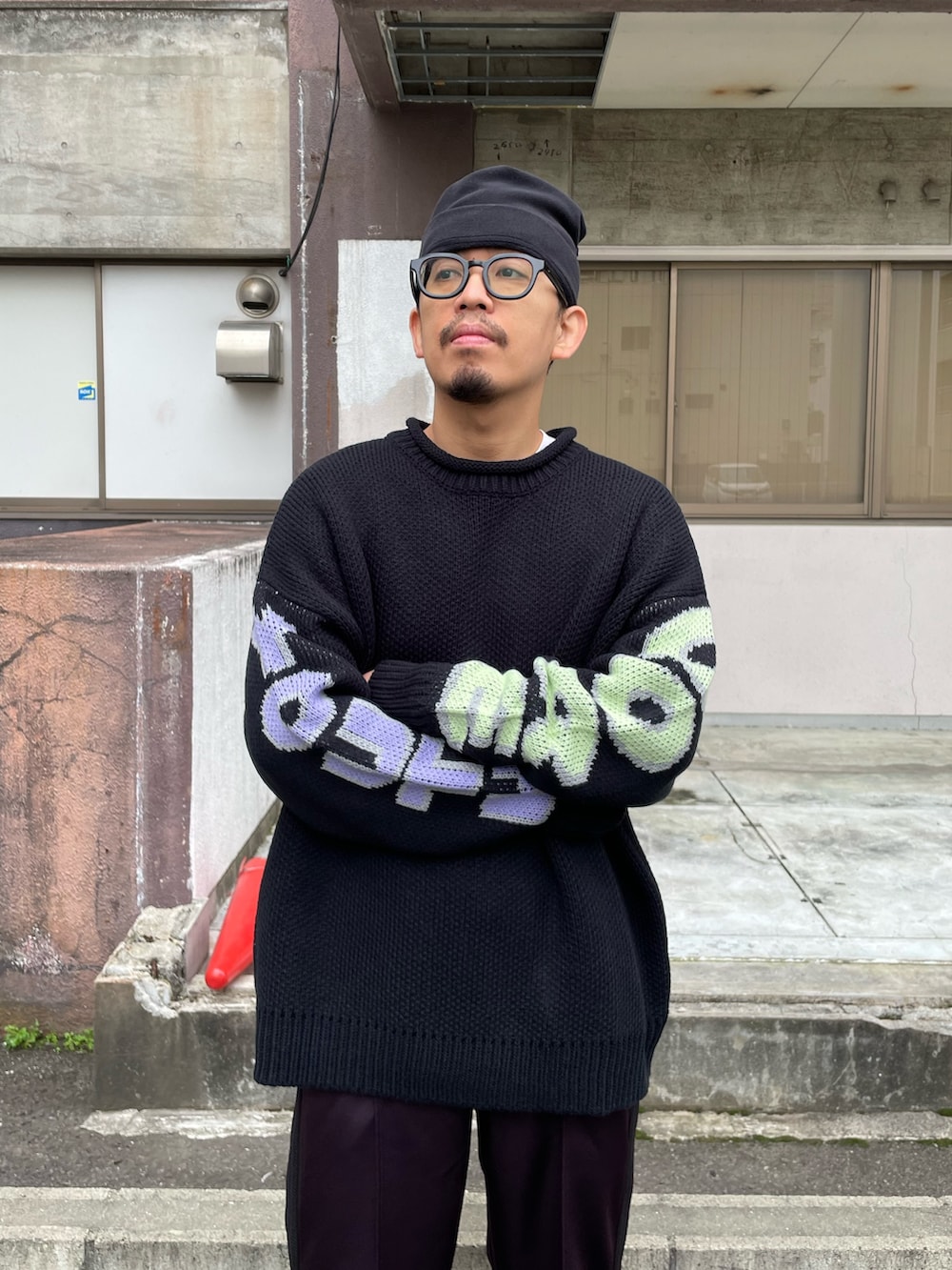 「ニット、袖プリント、中綿ジャケット、コート、ブラック、ブラックコーデ、ciaopanic」｜「CIAOPANICのLEBEL7型中綿スタンドミリタリージャケット（ダウンジャケット/コート、ブラック系）」を使った、takayaikedaさん（メンズ・167cm）の冬コーディネートの5枚目の写真
