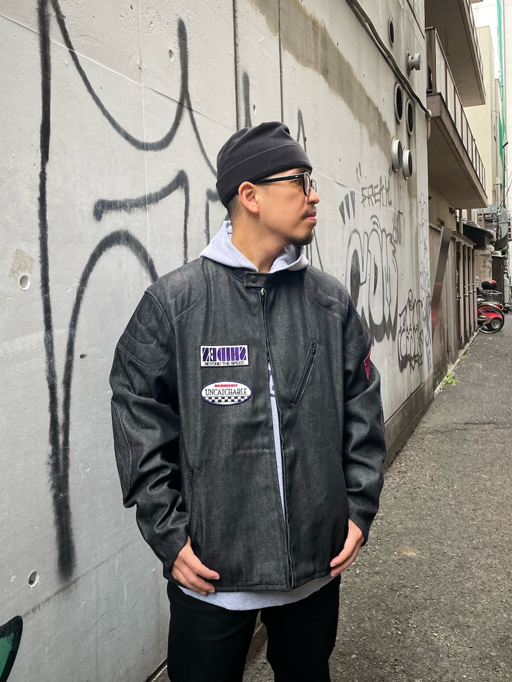 グレー系のパーカー、ブラック系のジャケット/アウターを着用したメンズの秋コーディネートの2枚目の写真