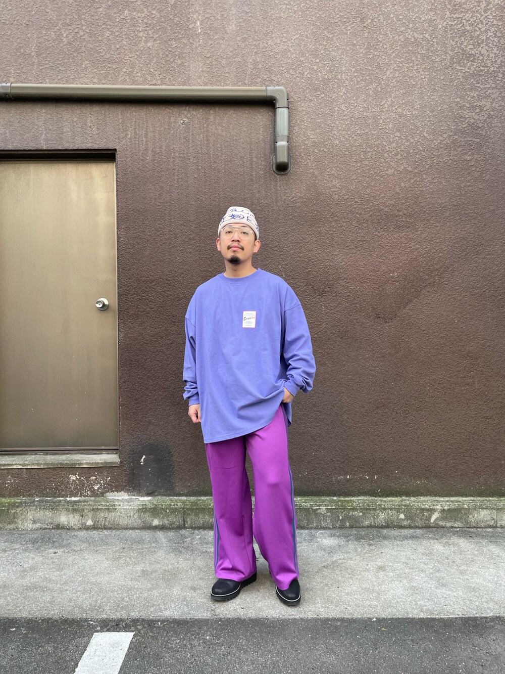「ワイドパンツ、トラックパンツ、ビッグT、ルーズシルエット、おしゃれさんと繋がりたい、カジュアル、古着MIX、古着好きな人と繋がりたい、ciaopanic」｜「CIAOPANICの【GEM SPORTSWEAR/ジェムスポーツウェア】ワイドトラックパンツ（スウェットパンツ、イエロー系）」を使った、takayaikedaさん（メンズ・167cm）の春コーディネートの2枚目の写真