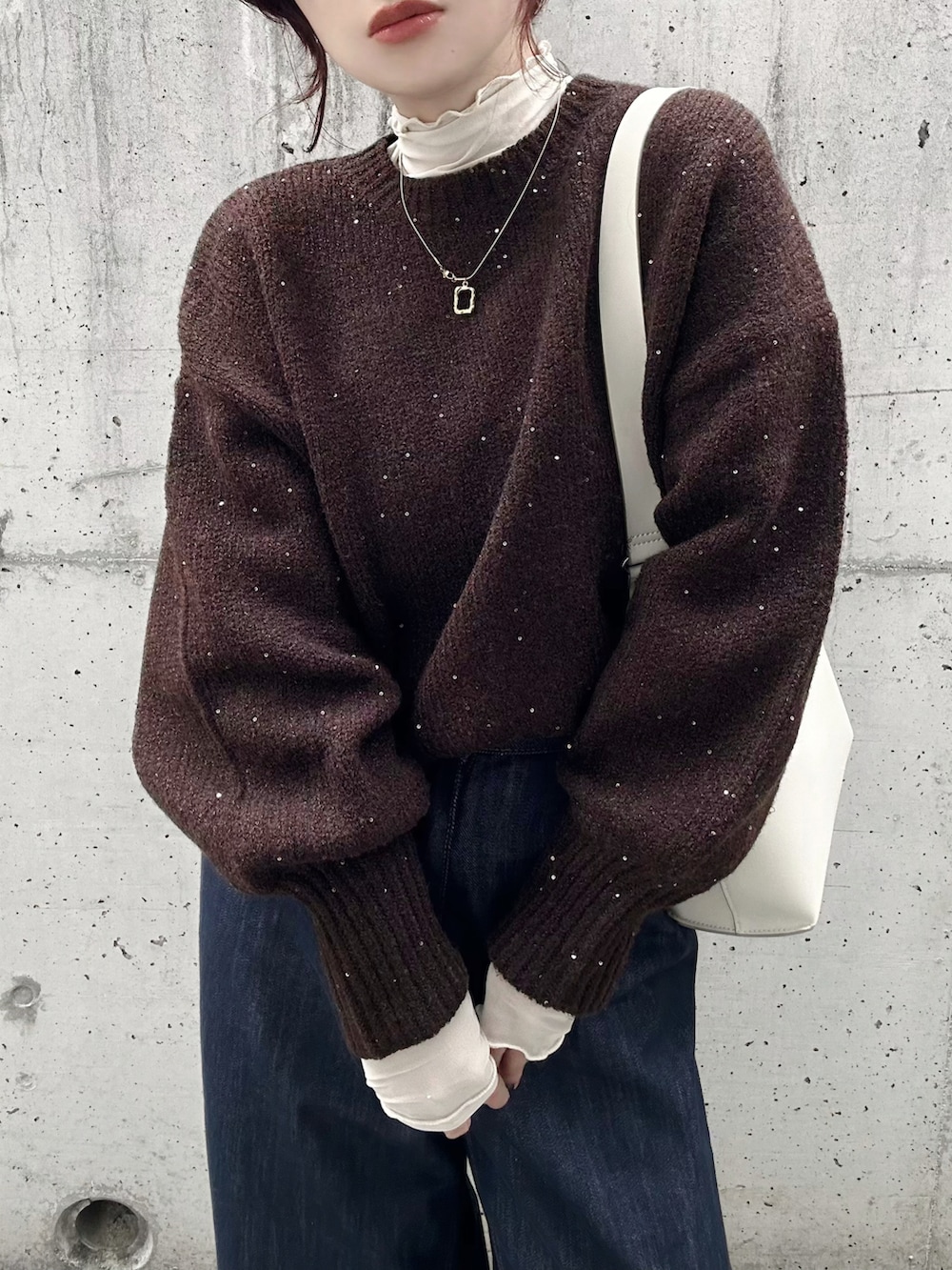 「PR、タイアップ、OPAQUE.CLIP、OPAQUE CLIP、オペークドットクリップ、冬ニット、ニット、スパンコール、スパンコール二ット、ブラウンニット、ブラウン、最近のいい感じコーデ、レイヤードスタイル、ワイドデニム、デニムパンツ」｜「OPAQUE.CLIPのスパンコールラメ ミドルゲージニット（ニット/セーター、ブラウン系）」を使った、KASUMIさん（レディース・161cm）の秋コーディネートの4枚目の写真